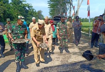 Bupati Pekalongan Tabur Batu Split Tanda Dibukanya TMMD Reguler Secara Fisik