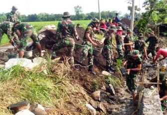 TNI dan Masyarakat Bahu Membahu Membangun Talud TMMD Pekalongan