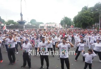 Bupati Rijanto (empat dari kanan) saat ikut senam bersama di acara Blitar Raya Sehat