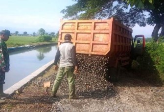 Batu Split Terus Digelontor ke Lokasi TMMD Reguler Pekalongan
