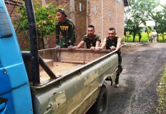 TNI Satgas TMMD Dorong Mobil Mogok