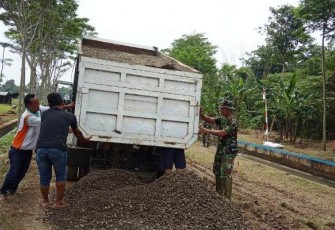 Material Pengaspalan Jalan TMMD Reguler Pekalongan Terus Didatangkan