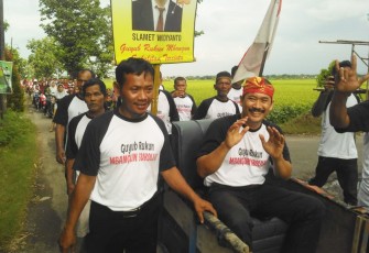 Lek Awit saat diarak mengelilingi desa Sukolilan oleh para relawan-relawan pemuda desa Sukolilan dengan diiringi musik drum black.