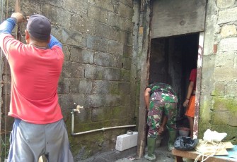 Dua Warga Ini Bantu Satgas TMMD Kodim Depok Renovasi Rutilahu di Cilodong