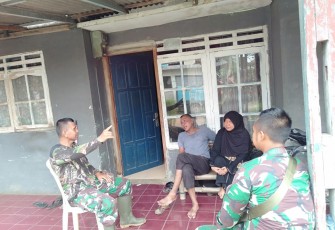 Waktu Istirahat Dimanfaatkan Anggota Satgas TMMD Komsos Dengan Warga