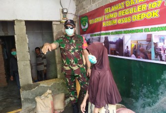 Thiharoh Penerima Bantuan Rutilahu Menanggis di Depan Dandim