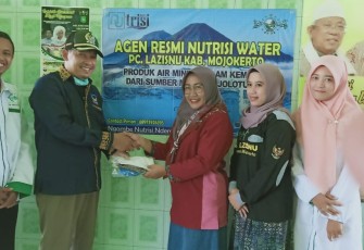Angggota DPRD Jatim Bagi Masker