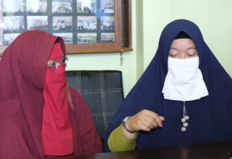 Dua perempuan penyebar hoax saat lakukan klarifikasi di Mapolda Bengkulu