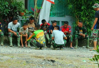 Satgas TMMD Hibur Anak Warga Saat Rehat Tugas