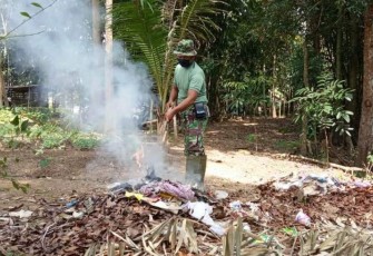 Anggota Satgas TMMD Reguler Pekalongan Terus Pelopori Kebersihan Lingkungan