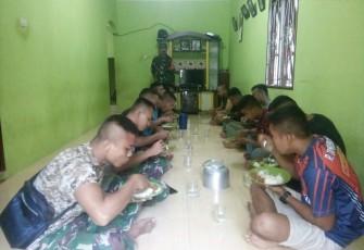 Babinsa Nagori Puli Buah Sosialisasi Pentingnya Kebersihan Tangan Sebelum Makan