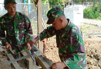 Keahlian Rancang Bangunan Sertu Bambang Sangat Vital di TMMD Pekalongan