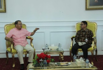 ubernur Bengkulu Rohidin Mersyah bersama Kepala Otoritas Jasa Keuangan (OJK) Perwakilan Provinsi Bengkulu Yusri saat melakukan pertemuan terbatas