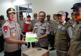 Kapolda Bengkulu Serahkan APD untuk Tenaga Medis RS Kota Bengkulu 