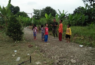 Satgas TMMD Ajak Anak-Anak Bermain Permainan Tradisional 
