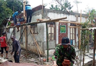 Rumah Suwarni Pasang Bata