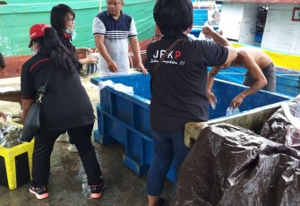JPKP DPD Bitung Bagikan Ikan ke Masyarakat Kurang Mampu