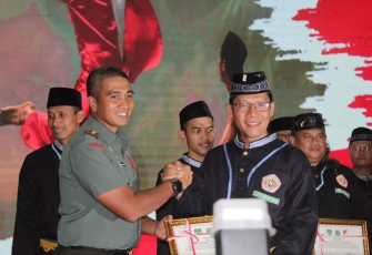 Dandim 0503/JB Bersama Tiga Pilar Jakarta Barat Serahkan Hadiah Pecak Silat Tradisional Betawi