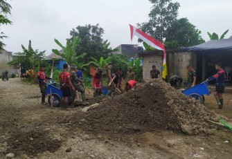 Satgas TMMD Berbaur dengan Masyarakat 