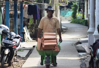 Luar Biasa Semangat Sesepuh Desa Pantirejo Pekalongan Membantu Satgas TMMD 