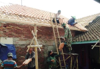 Rumah Supardi Pasang Genteng