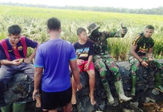 Indahnya Kebersamaan TNI Pekalongan Dengan Anak Desa Pantirejo