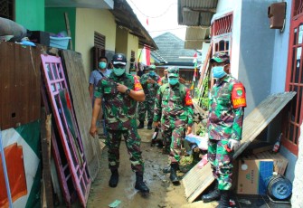 Dansatgas TMMD 107 Kodim 0508/Depok Sambangi Renovasi Rutilahu di Cilodong