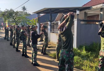 Ditengah Teriknya Matahari Personel Satgas TMMD Ke-107 Kodim 0508/Depok Tetap Semangat Membuat Drainase