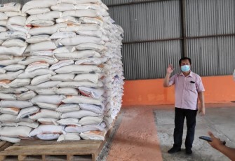 Sekretaris Daerah Bengkulu Selatan Yudhi Satria Melakuan Pengecekan Ketersediaan Beras di Gudang Bulog Manna 