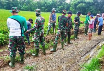Anggota Satgas TMMD Reguler Pekalongan Contohkan Efisiensi Kerja