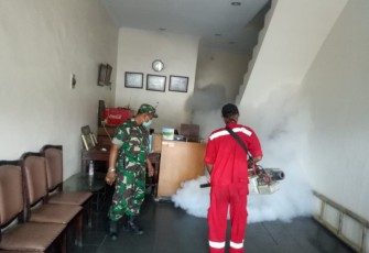 Wadanramil dan Babinsa Koramil 03/Senen Bantu Fogging di Wilayah Binaan