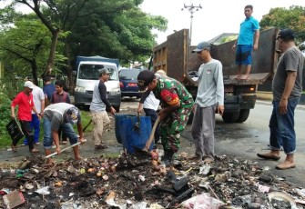 Babinsa Desa Pondok Jaya Bersama Warga Bersihkan Sampah Jalan Sepanjang 1 KM