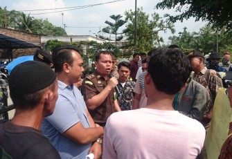 Kasat Intelkam Kejaksaan Negeri Batu Bara Jefri Simamora SH menyambut baik para Pengunjuk rasa.