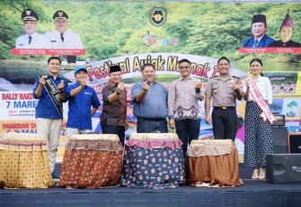 Wakil Bupati Bengkulu Selatan Rifai Buka Festival Ayiak Manna I