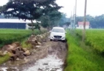 Begitu Parahnya Kondisi Jalan Yang Akan Dibangun TNI