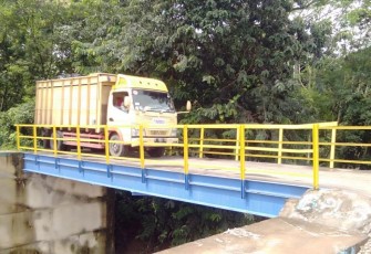 Konvoi Pengangkut Aspal Mulai Masuk ke Lokasi TMMD