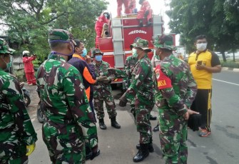 Kodim 0505/JT Bersama Muspiko Seprotkan Disinfektan di Wilayah Jaktim