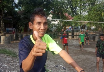 Anggota Satgas TMMD Pekalongan Menjadi Guru Bantu Di Tempat Tugas