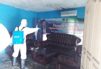 Polres Pesawaran Semprot Disinfektan di Kantor PWI