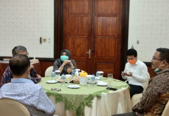Rapat pimpinan DPRD Jatim bersama Gubernur Jatim Sabtu malam (28/3/2020) di Grahadi