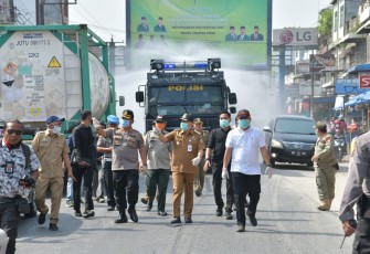 Bupati dan Kapolres Batu Bara Pimpin Penyemprotan Desinfektan