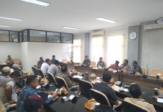 Hearing Komisi III DPRD Kabupaten Blitar dengan LSM Bumi Kelangitan 