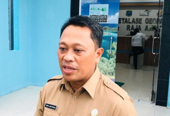 Kepala Dinas Parawisata Raja Ampat Yusdi Lamatengo