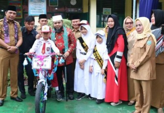 Wali Kota Bengkulu Helmi Hasan Berikan Langsung Sepeda Kepada Abizah Hasil Dari Program Gerakan Peduli Siswa SDN 8 Kota Bengkulu 