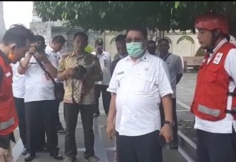 Plt Walikota Santoso (pakai masker) saat memimpin penyemprotan Disinfektan di MBK