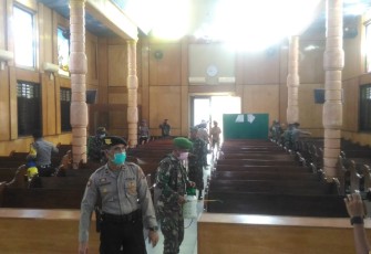 Personel Polres Labuhanbatu Bersama Kodim 0209/LB Semprot Disinfektan ke Rumah Ibadah