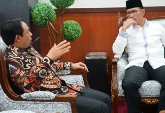 Wakil Wali Kota Bengkulu Dedy Wahyudi Mengenakan Baju Batik 