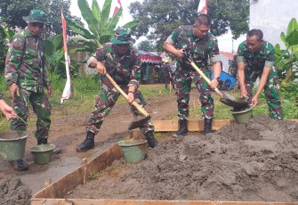 Dansatgas TMMD Ke-107 Kodim 0508/Depok Turun Langsung Bekerja Bersama Anggota Satgas