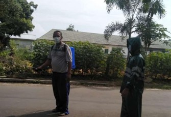 Penyemprotan disinfektan lingkungan oleh warga unruk mencegah corona