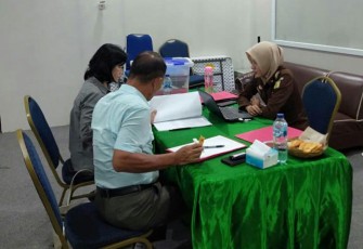 Kepala DKP Bitung Lusje J Macawalang saat diperiksa jaksa terkait penetapannya sebagai tersangka kasus korupsi proyek pembantuan kementerian kelautan dan perikanan